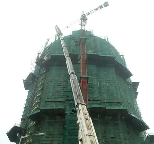 达州市吊车在工地上作业